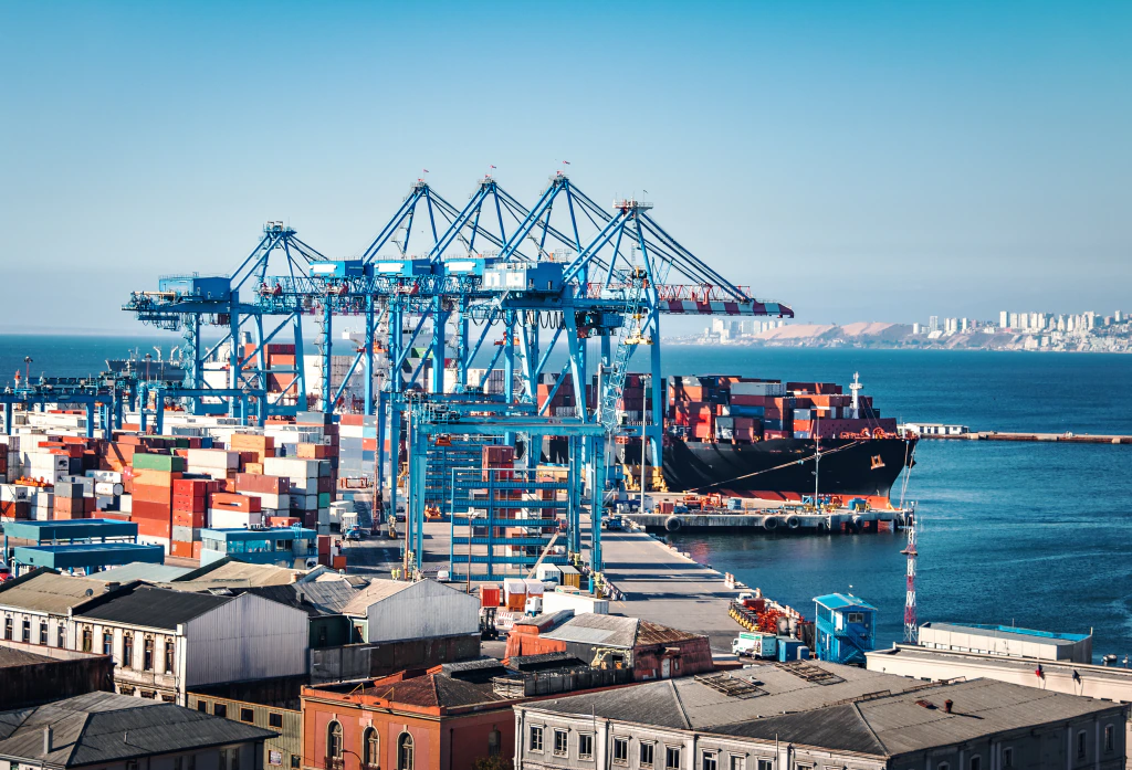 Container port with ship-to-shore cranes